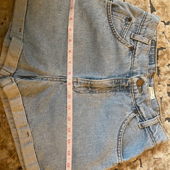 Vintage Levi's jean shorts - Picture 11 of 12